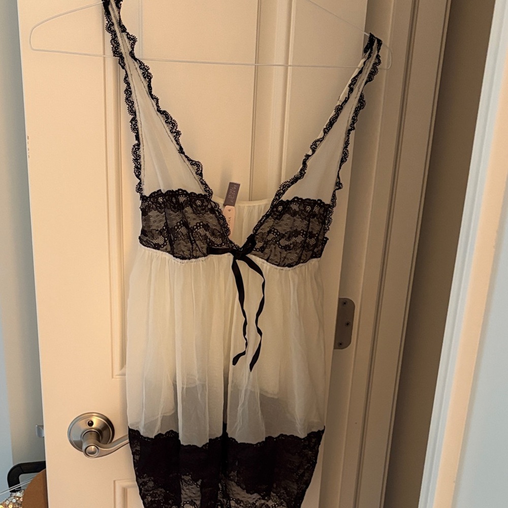 Victoria’s Secret size medium, sheer‎ nighty